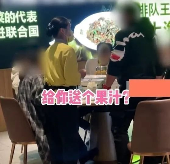 男子吃湘菜嫌辣拒绝免单，摔杯子发怒：你觉得我吃不起？