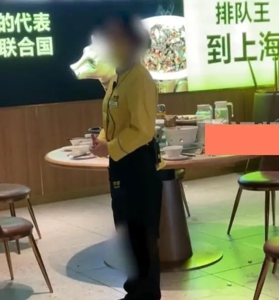 男子吃湘菜嫌辣拒绝免单，摔杯子发怒：你觉得我吃不起？