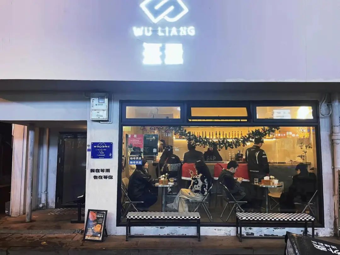 辞职开店的年轻人：3个月开倒一家店；半年亏掉18万