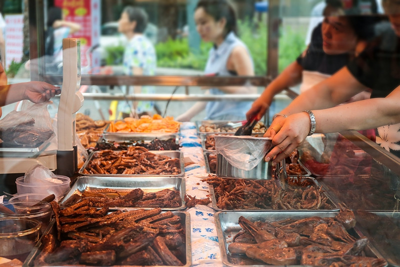 记者卧底大王鸭货：店内卤水加硝和色素