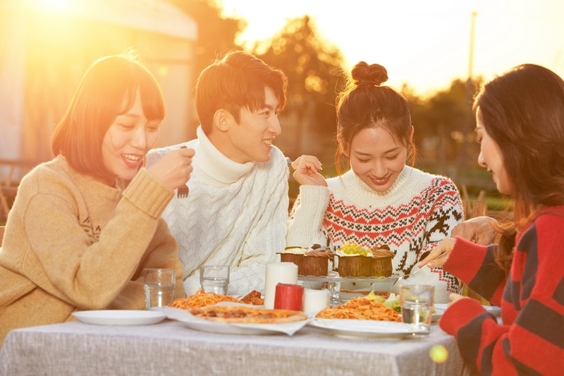 堂食暂停就在户外聚餐？防疫吃紧时，最好“各自为吃”