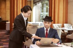 法国餐饮业员工大量流失，招聘转向年长者和外