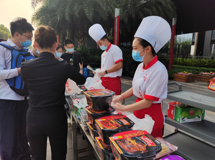 化整为零谋自救，餐饮人离开餐桌走上街头？