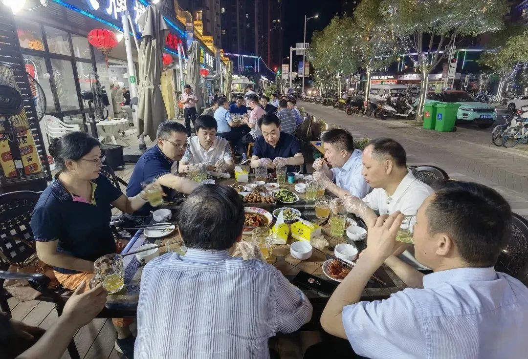 撸串、啤酒、小龙虾，多地官员带头逛夜市吃夜宵！