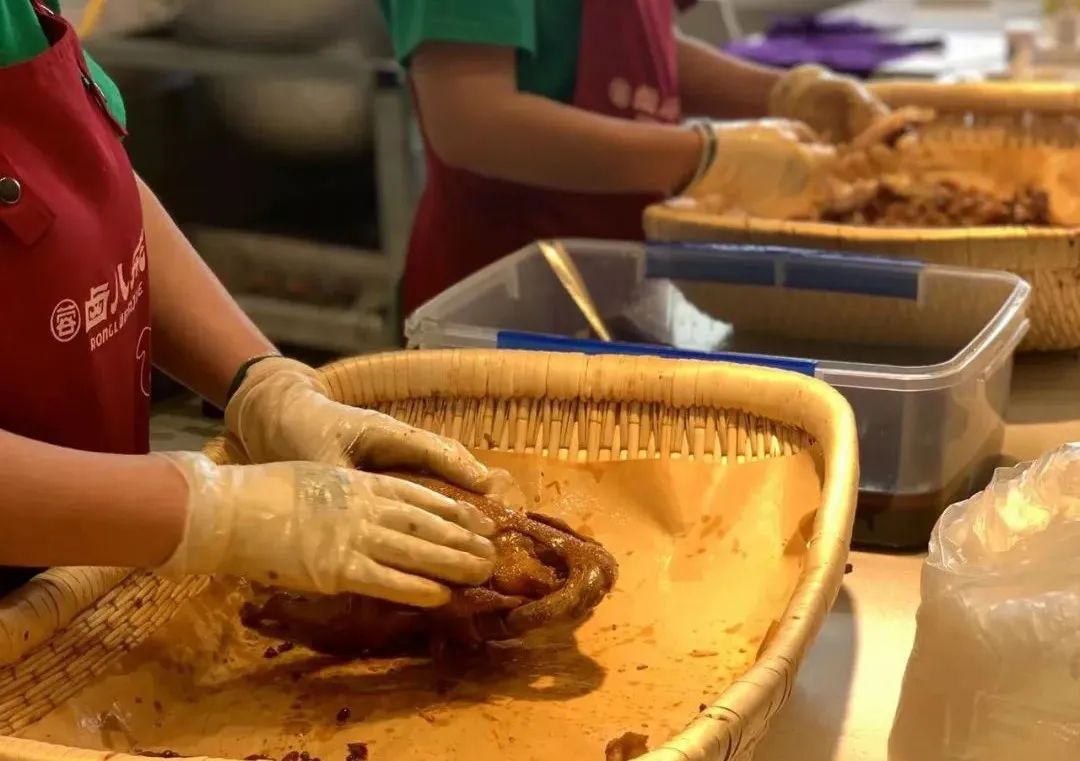 餐饮老板们，消费降级的出路绝不是“价格战”