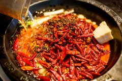 火锅连锁店开底料厂，是香饽饽还是陷阱？