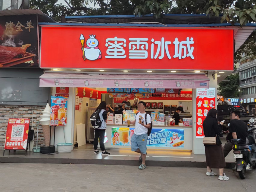 头部茶饮品牌竞速，中小玩家被拖入“死局”？