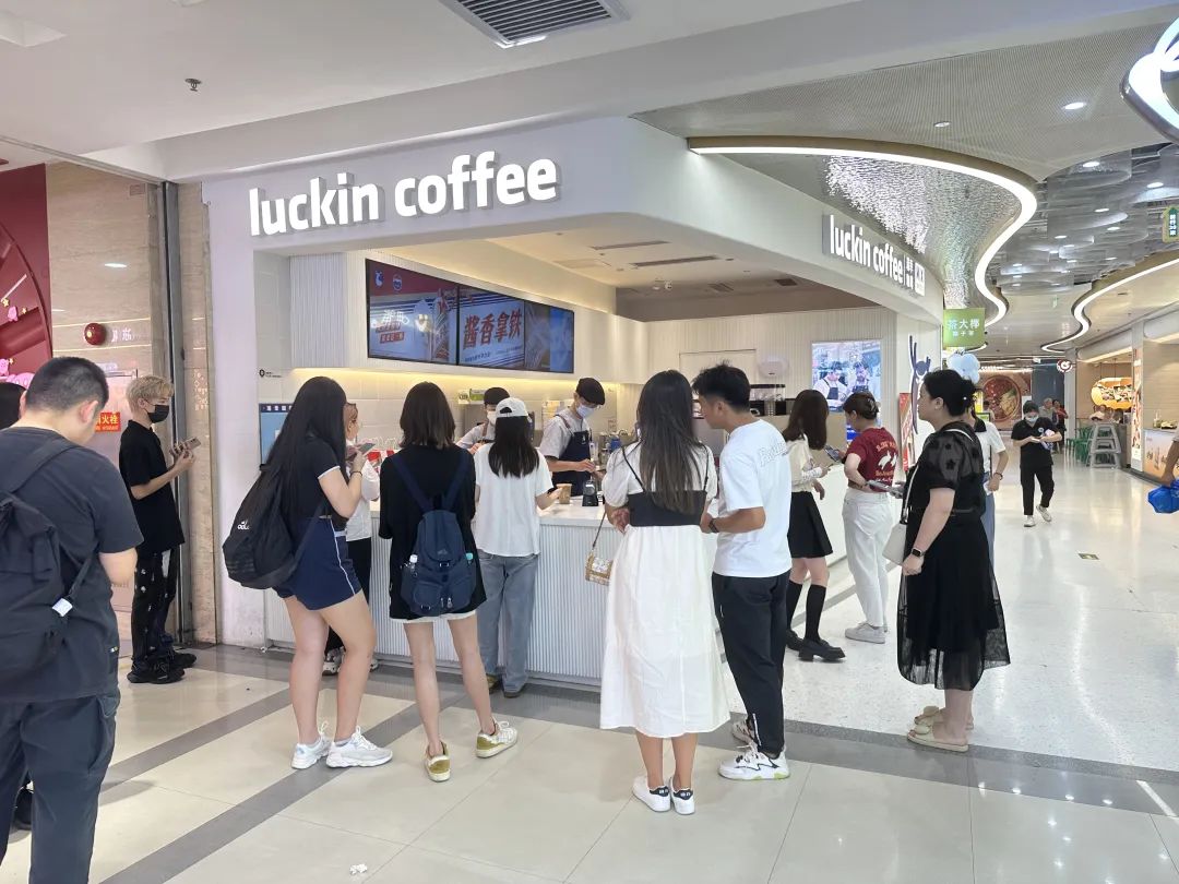 瑞幸爆单，店员“疯了”：饭一口没吃，水也不敢喝