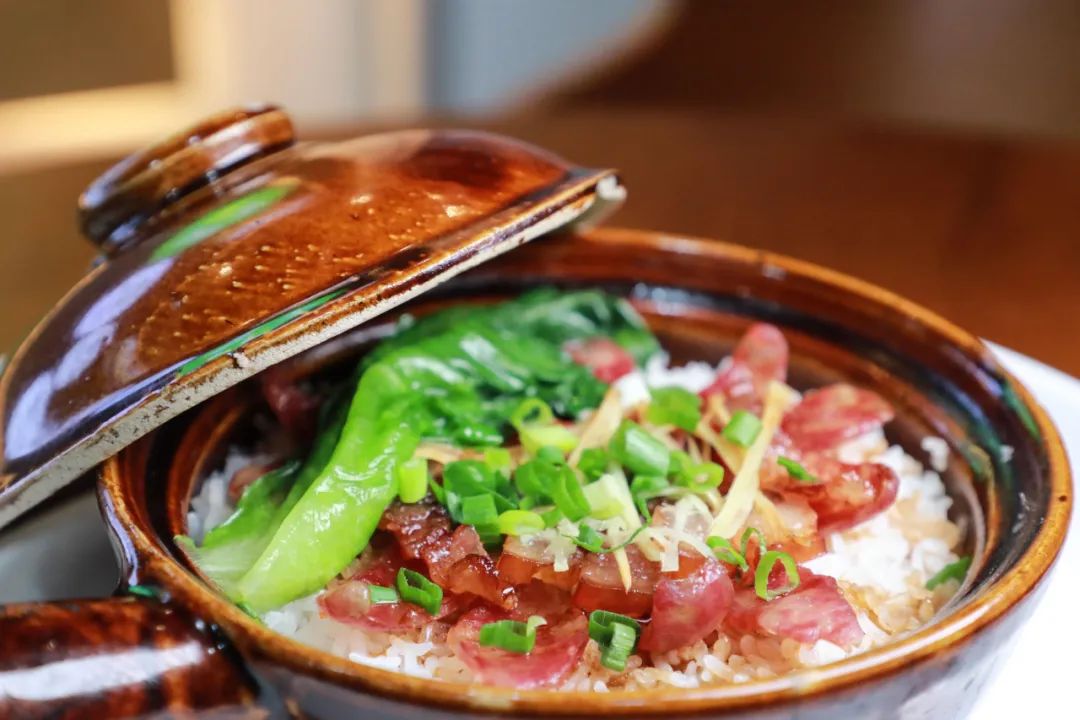 以可以点菜的肉蟹煲和鸡公煲为例，煲品类正侵占火锅的份额？