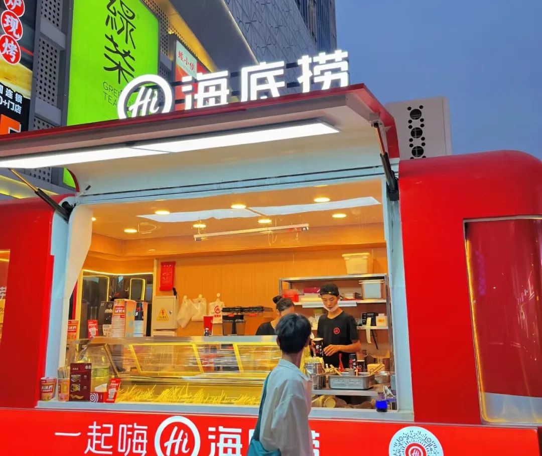 海底捞首次开进洗浴中心！餐饮没了边界感？