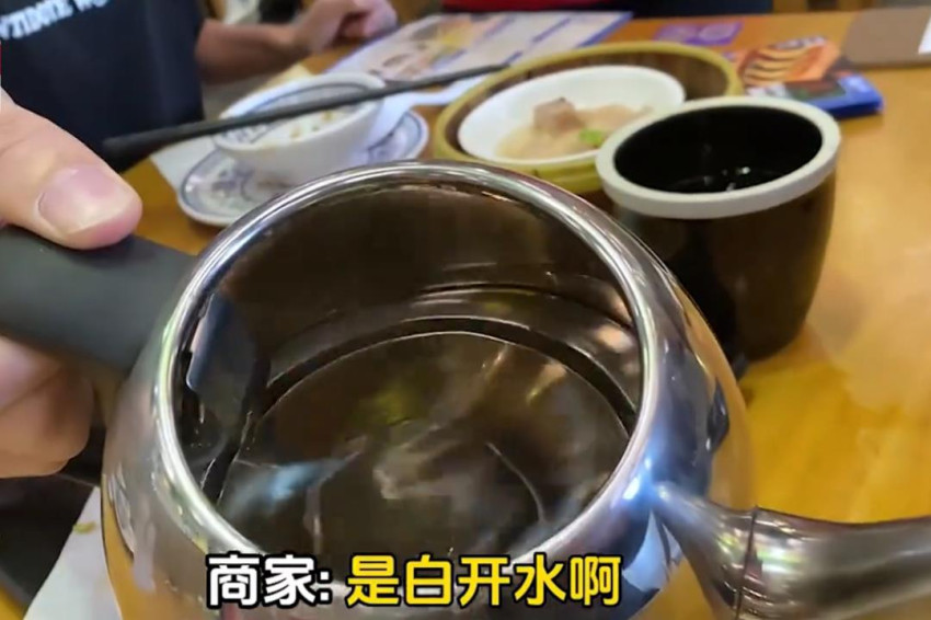 ﻿男子就餐被收取5元桌子费，商家：相当于茶水费