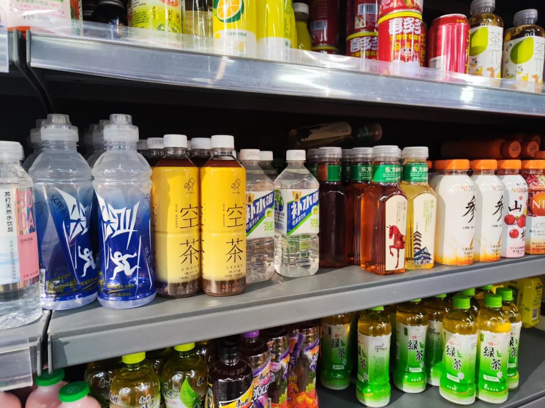 新茶饮“卖水”：蜜雪冰城撤退，喜茶、奈雪初尝甜头