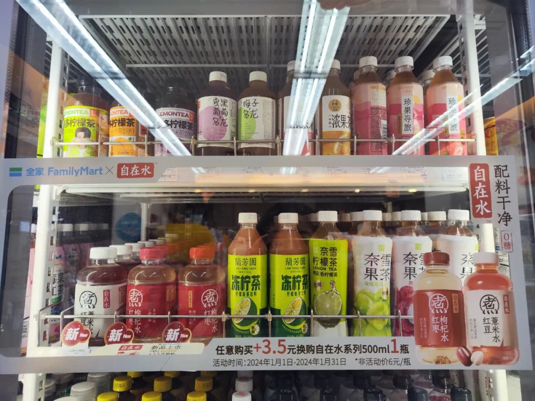 新茶饮“卖水”：蜜雪冰城撤退，喜茶、奈雪初尝甜头