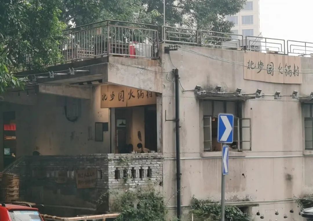 50块搞个门头，排队却超5h！这样开店既省钱又引流