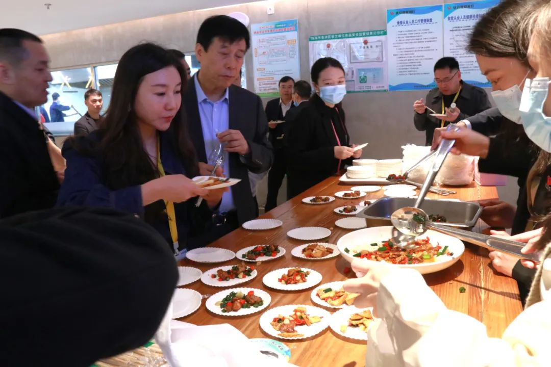 新一代智能炒菜机器人来了，会抢了厨师的饭碗吗？