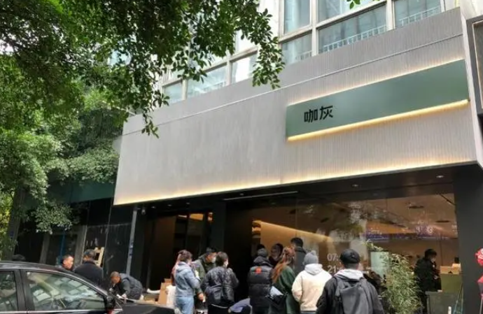 “新茶饮第二股”上市即破发，一年卖出10亿杯